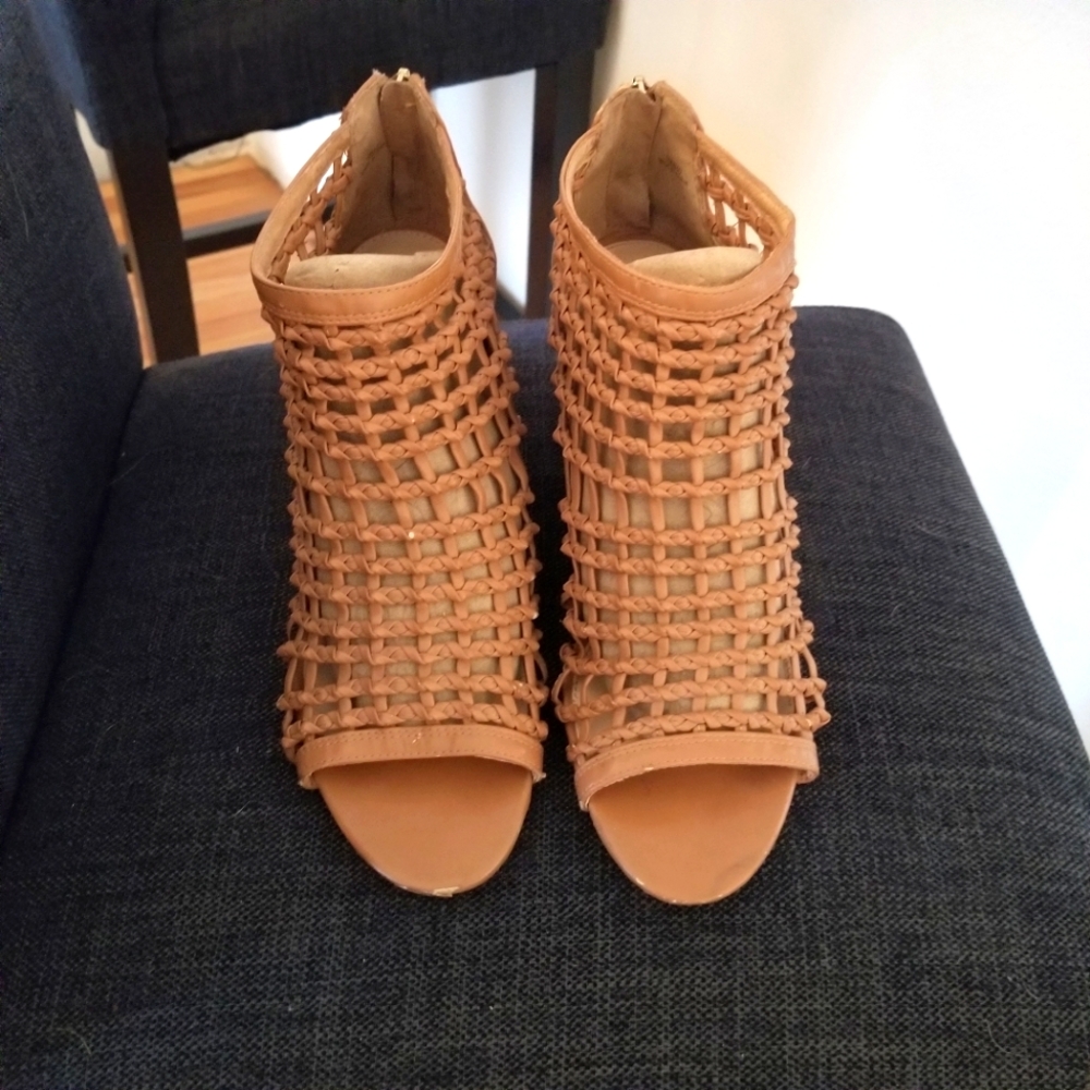 Vince camuto summer wedge Sandles Tan size 10 womans. Good condition.